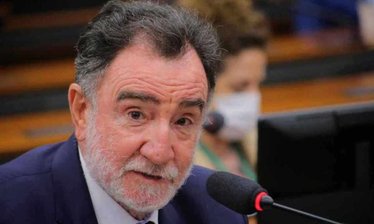 Patrus Ananias, candidato do PT ao governo de Minas, empenhado em sua campanha, busca reverter cenário desfavorável nas eleições - (crédito: Paulo Sérgio/divulgação)