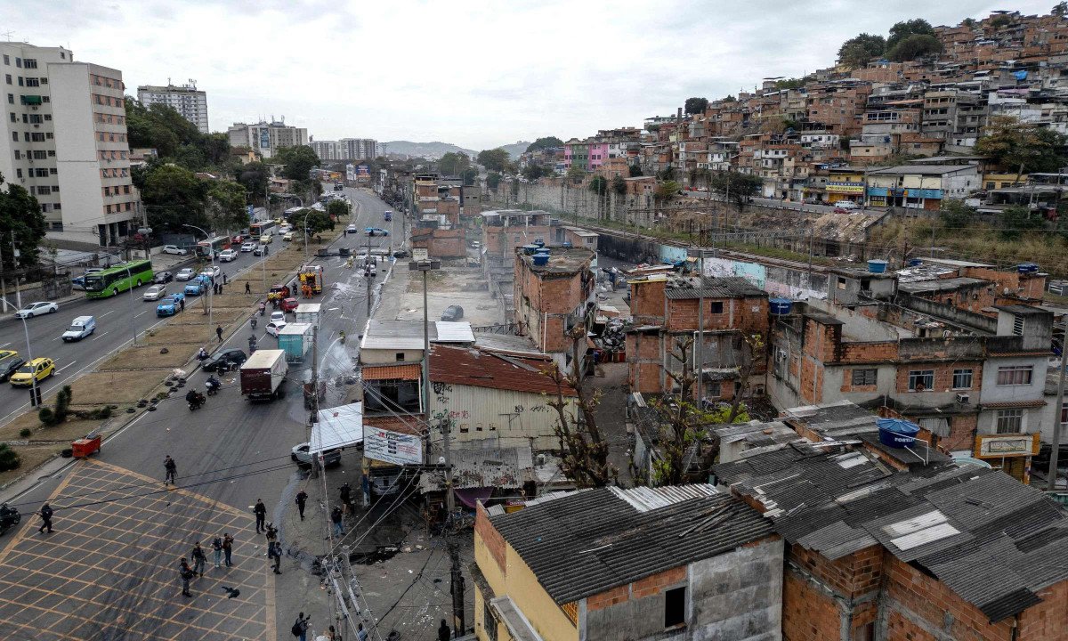 Em 12 de agosto, as polícias do Rio de Janeiro fizeram operação contra o Comando Vermelho no Morro da Magueira - (crédito: PABLO PORCIUNCULA / AFP)