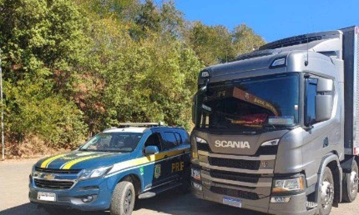 Segundo a PRF, o caminhoneiro ultrapassou o bloqueio do sistema Pare-Siga, que estava devidamente sinalizado com placas e cones - (crédito: Divulgação/PRF)