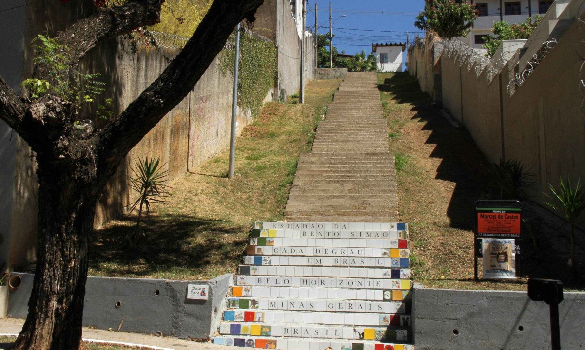 Intervenção no Escadão da Avenida Bento Simão, em frente ao numero, 115, onde esta sendo personalizado com cerâmicas decoradas com mosaicos coloridos, de forma comunitária
- (crédito: Jair Amaral/EM/D.A Press. Brasil)