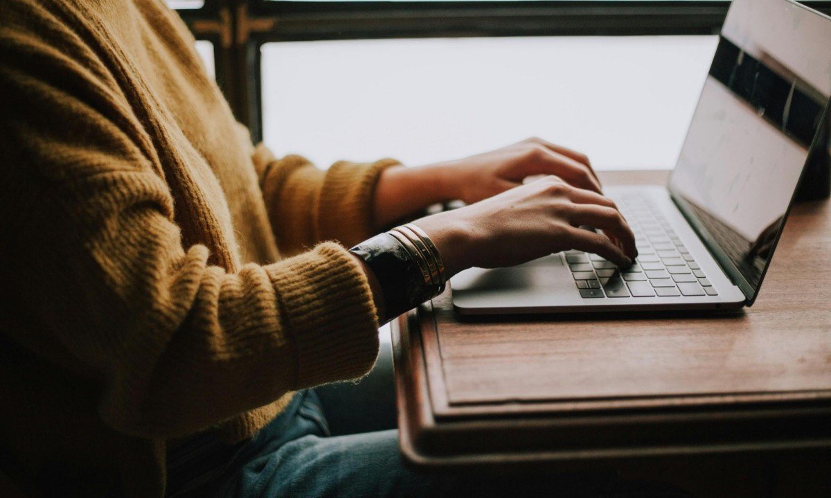 Pesquisa mostra como estudantes usam inteligência artificial nos estudos e aponta desafios para um uso mais consciente da tecnologia na educação. - (crédito: Divulgação)