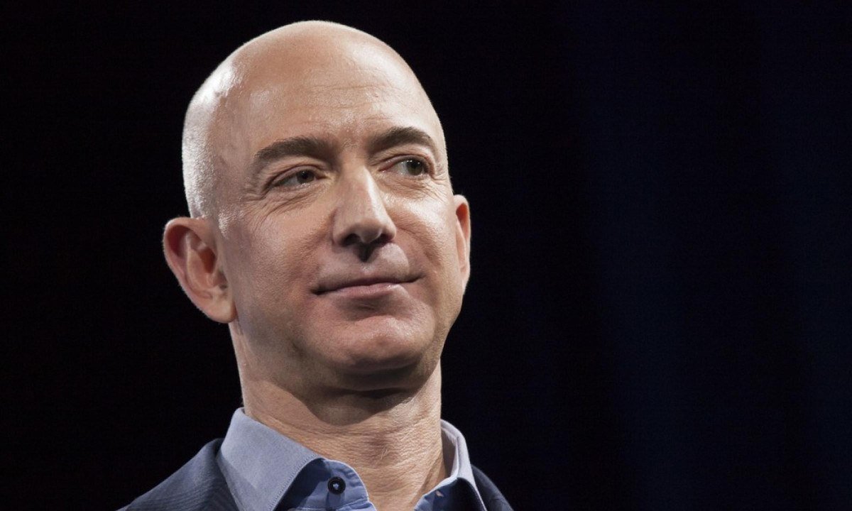 Jeff Bezos negocia compra de clube gigante da Europa por mais de R$ 9 bilhões - (crédito: No Ataque Internacional)
