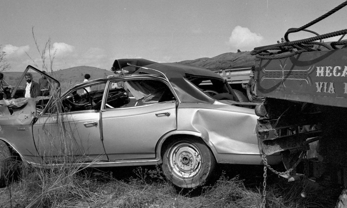 O Chevrolet Opala no qual juscelino Kubitschek e o motorista Geraldo Ribeiro viajavam de São Paulo para o Rio de Janeiro, pela Via Dutra -  (crédito: arquivo em)