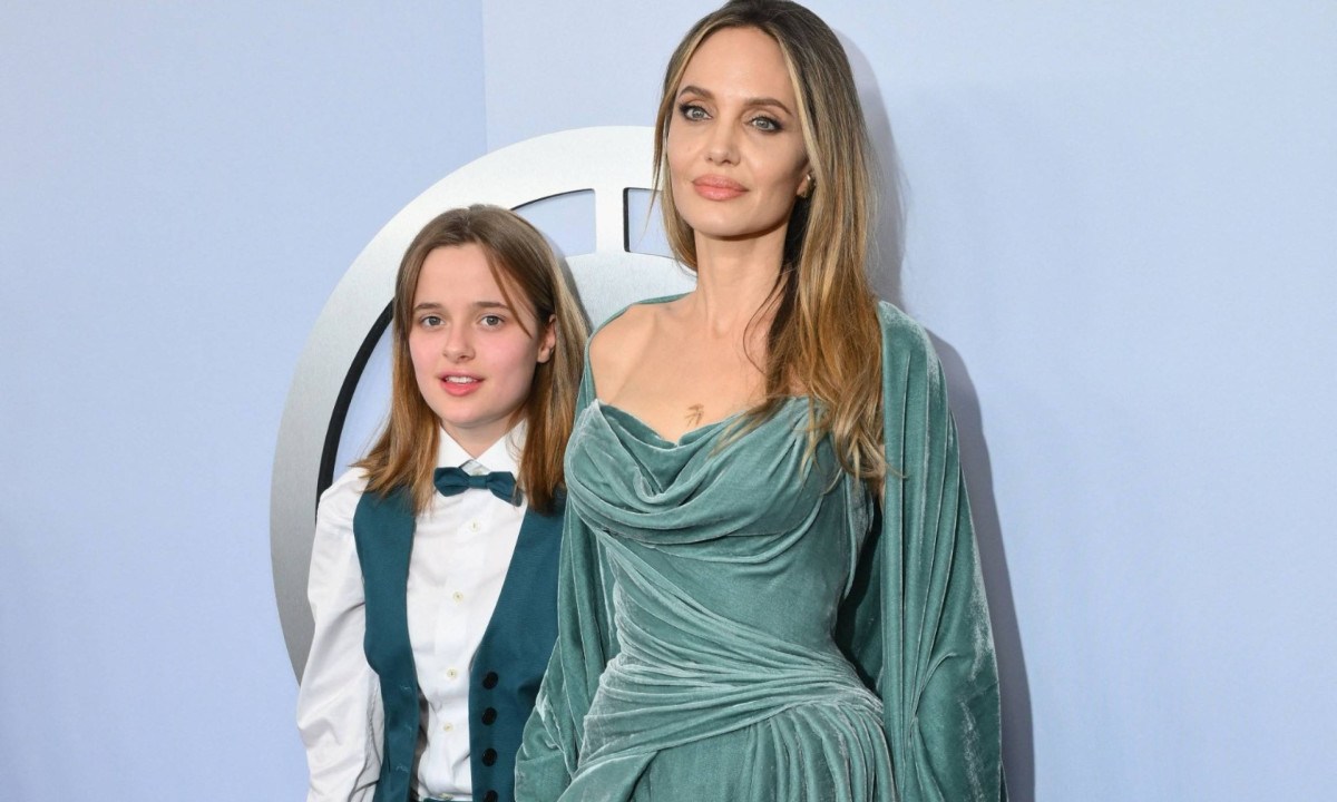Vivienne Jolie-Pitt e Angelina Jolie no 77º Tony Awards, em 2024 - (crédito: Angela Weiss/AFP)
