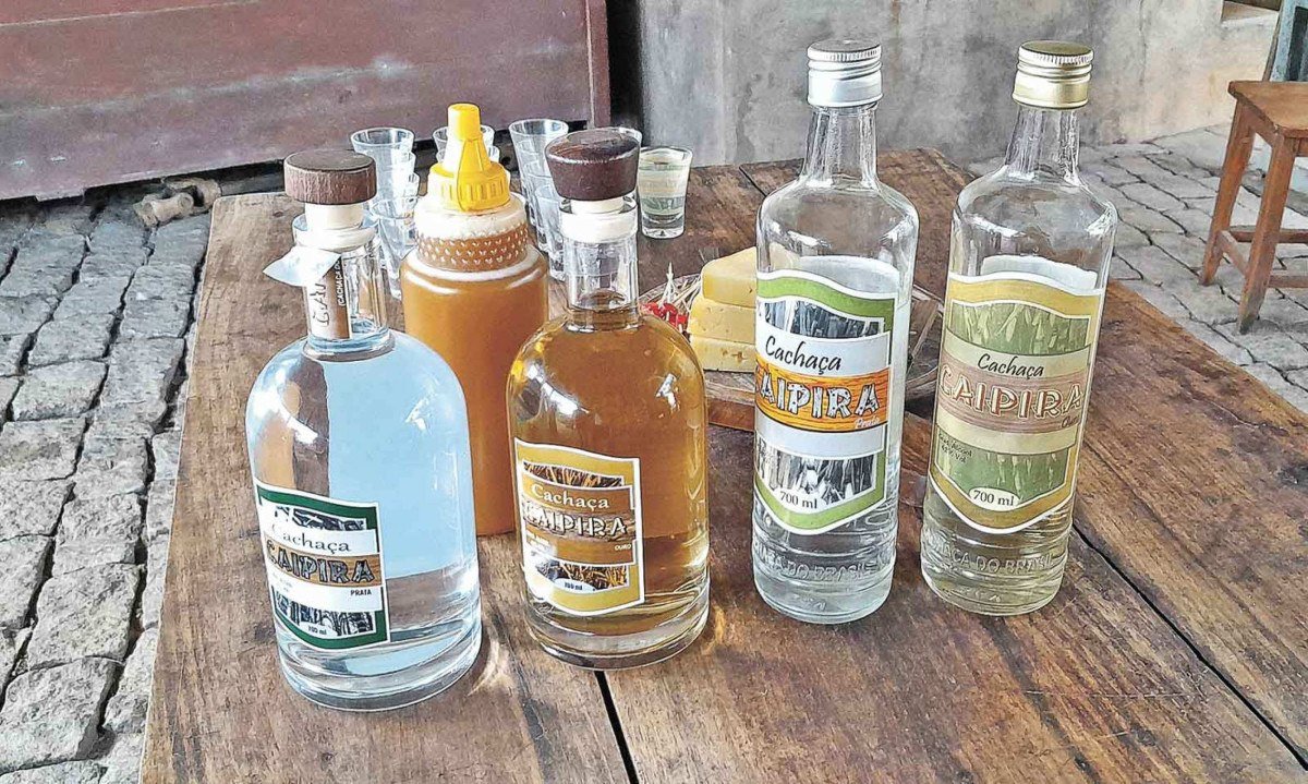 J&aacute; na terceira gera&ccedil;&atilde;o, a Cacha&ccedil;a Caipira atua desde a planta&ccedil;&atilde;o da cana-de-a&ccedil;&uacute;car at&eacute; a venda da bebida