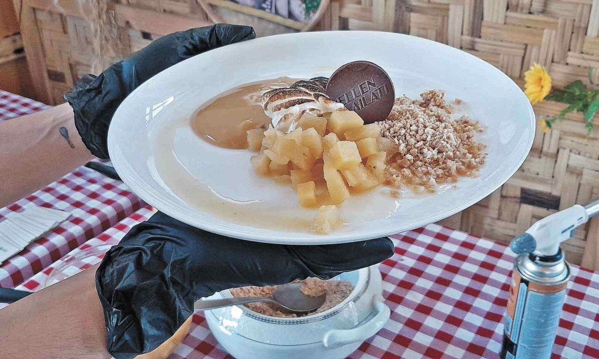 Batizado de Descasadinho, a sobremesa criada por Ellen Slailati une abacaxi, doce de leite cremoso e farofa crocante