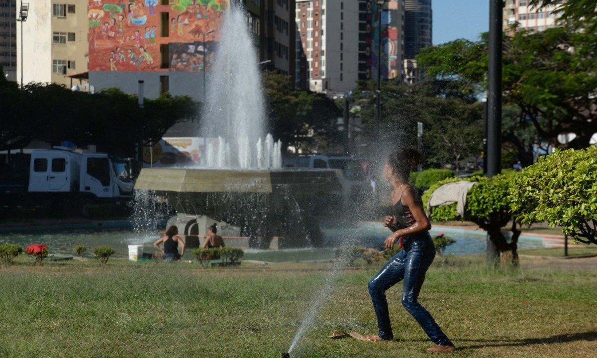 Belo-horizontinos se refrescam em praças da cidade - (crédito: Túlio Santos/EM/D.A Press)