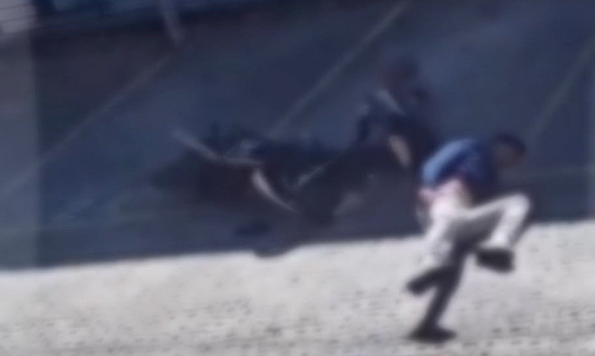 A mulher fugiu após agredir o homem - (crédito: Reprodução/Redes Sociais )