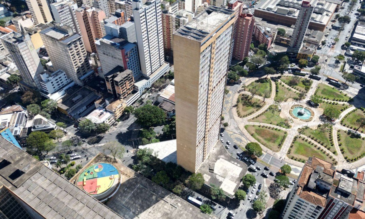 Na foto de drone, a Praca Raul Soares e o edificio JK. - (crédito: Leandro Couri/EM/D.A.Press)