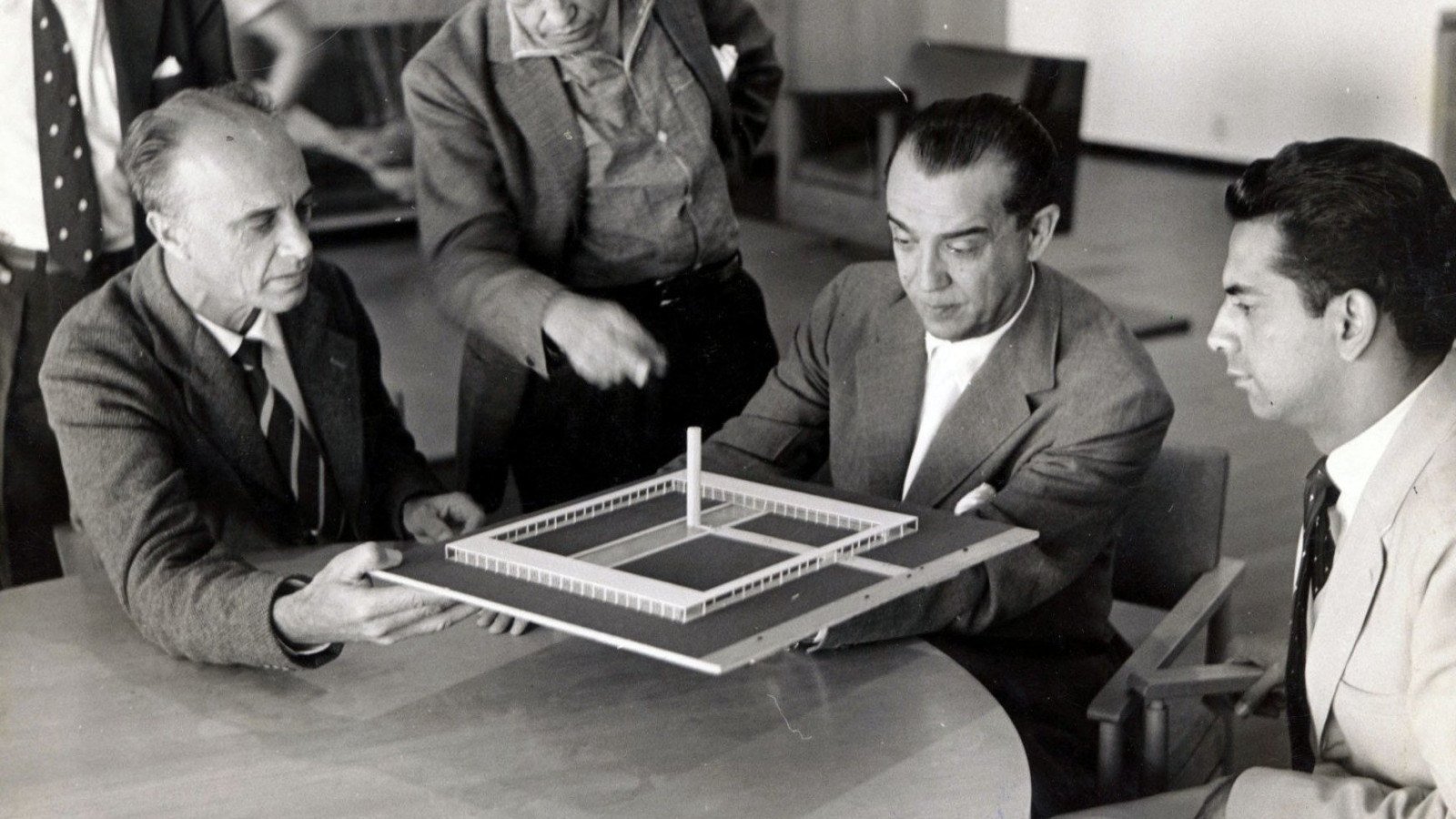 Em agosto de 1960, o presidente JK observa uma maquete de Bras&iacute;lia ao lado do arquiteto Oscar Niemeyer 