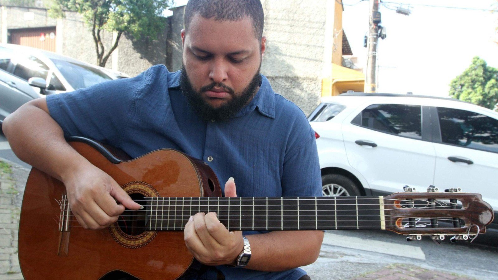 Dan Oliveira na esquina das ruas Divin&oacute;polis e Parais&oacute;polis, em Santa Tereza. O m&uacute;sico foi guitarrista da banda do L&ocirc; Borges.