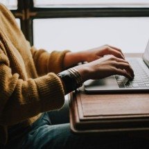 IA já faz parte dos estudos, mas alunos ainda aprendem a usar sozinhos