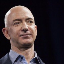 Jeff Bezos negocia compra de clube gigante da Europa por mais de R$ 9 bilhões