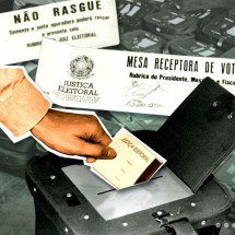 Urna eletrônica aposentou décadas de fraudes da votação em papel - Arte: Soraia Piva/EM