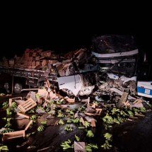 Batida entre ônibus e caminhão deixa 2 mortos e feridos na BR-116 em MG - CBMMG/Reprodução