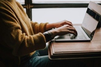 IA já faz parte dos estudos, mas alunos ainda aprendem a usar sozinhos