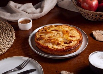 Diz a lenda que as irmãs Tatin esqueceram de colocar a massa para a torta de maçã e acabaram a colocando por cima -  (crédito: Magnific)