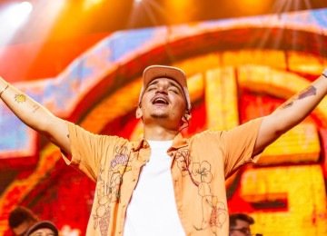 Jo&atilde;o Gomes em performance vibrante, celebrando a trajet&oacute;ria que o levar&aacute; ao Palco Sunset do Rock in Rio 2026 com show in&eacute;dito -  (crédito: Divulga&ccedil;&atilde;o Natura/ Paulo Savala)