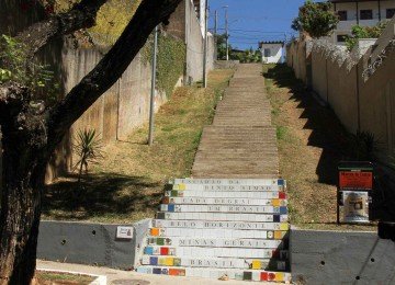 Interven&ccedil;&atilde;o no Escad&atilde;o da Avenida Bento Sim&atilde;o, em frente ao numero, 115, onde esta sendo personalizado com cer&acirc;micas decoradas com mosaicos coloridos, de forma comunit&aacute;ria 
     -  (crédito: Jair Amaral/EM/D.A Press. Brasil)