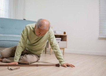 Idoso precisa desenvolver força suficiente para subir uma escada, levantar de uma cadeira, carregar uma sacola ou reagir a um desequilíbrio -  (crédito: Magnific)