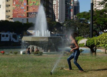 Belo-horizontinos se refrescam em praças da cidade -  (crédito: Túlio Santos/EM/D.A Press)