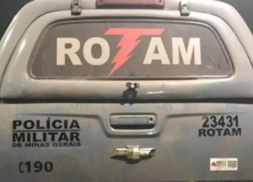O homem foi atingido e socorrido pelos próprios militares para o Hospital João XXIII -  (crédito: Reprodução/PMMG)