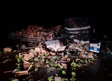 Ônibus transportava 15 passageiros e, assim como o caminhão, ficou completamente destruído após colisão com um caminhão na BR-116 -  (crédito: CBMMG/Reprodução)