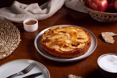 Diz a lenda que as irmãs Tatin esqueceram de colocar a massa para a torta de maçã e acabaram a colocando por cima -  (crédito: Magnific)