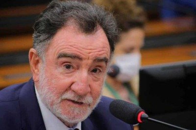 Patrus Ananias, candidato do PT ao governo de Minas, empenhado em sua campanha, busca reverter cen&aacute;rio desfavor&aacute;vel nas elei&ccedil;&otilde;es -  (crédito: Paulo S&eacute;rgio/divulga&ccedil;&atilde;o)