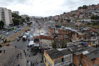  Em 12 de agosto, as polícias do Rio de Janeiro fizeram operação contra o Comando Vermelho no Morro da Magueira -  (crédito: PABLO PORCIUNCULA / AFP)