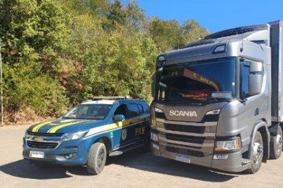 Segundo a PRF, o caminhoneiro ultrapassou o bloqueio do sistema Pare-Siga, que estava devidamente sinalizado com placas e cones -  (crédito: DivulgaÃ§Ã£o/PRF)