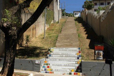 Interven&ccedil;&atilde;o no Escad&atilde;o da Avenida Bento Sim&atilde;o, em frente ao numero, 115, onde esta sendo personalizado com cer&acirc;micas decoradas com mosaicos coloridos, de forma comunit&aacute;ria 
     -  (crédito: Jair Amaral/EM/D.A Press. Brasil)