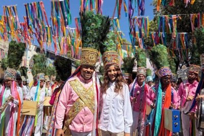 Cantora Marina Sena integrou  grupo de catopê de Montes Claros ao lado do mestre Zanza Junior (E) e outros dançantes das Festas de Agosto -  (crédito: Zanza Júnio/arquivo pessoal)