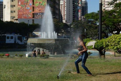 Belo-horizontinos se refrescam em praças da cidade -  (crédito: Túlio Santos/EM/D.A Press)