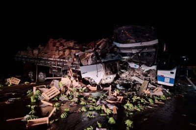 Ônibus transportava 15 passageiros e, assim como o caminhão, ficou completamente destruído após colisão com um caminhão na BR-116 -  (crédito: CBMMG/Reprodução)
