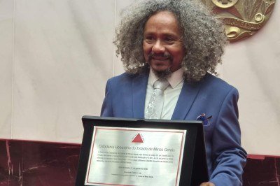 Chico C&eacute;sar segurando placa de Cidad&atilde;o Honor&aacute;rio de Minas Gerais em cerim&ocirc;nia realizada nesta sexta-feira (21/8) -  (crédito: Jair Amaral/EM/DA Press)
