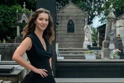 A bela e misteriosa Francesca (Nathalia Dill) só é vista por Otoniel, personagem de Tony Ramos em 'Quem ama cuida'
 -  (crédito: Estevam Avellar/Globo)