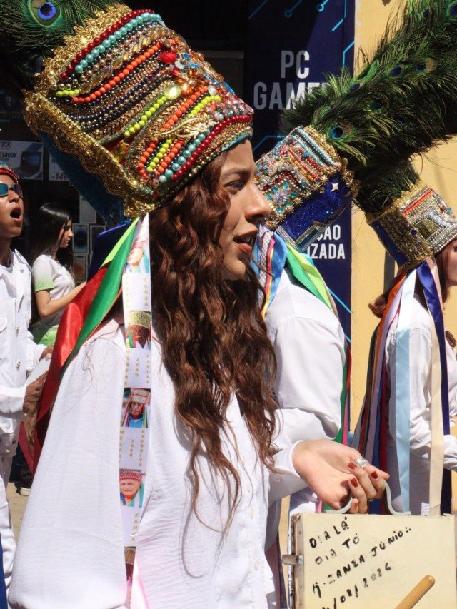 Cantora Marina Sena integrou  grupo de catop&ecirc; de Montes Claros ao lado do mestre Zanza Junior (E) e outros dan&ccedil;antes das Festas de Agosto