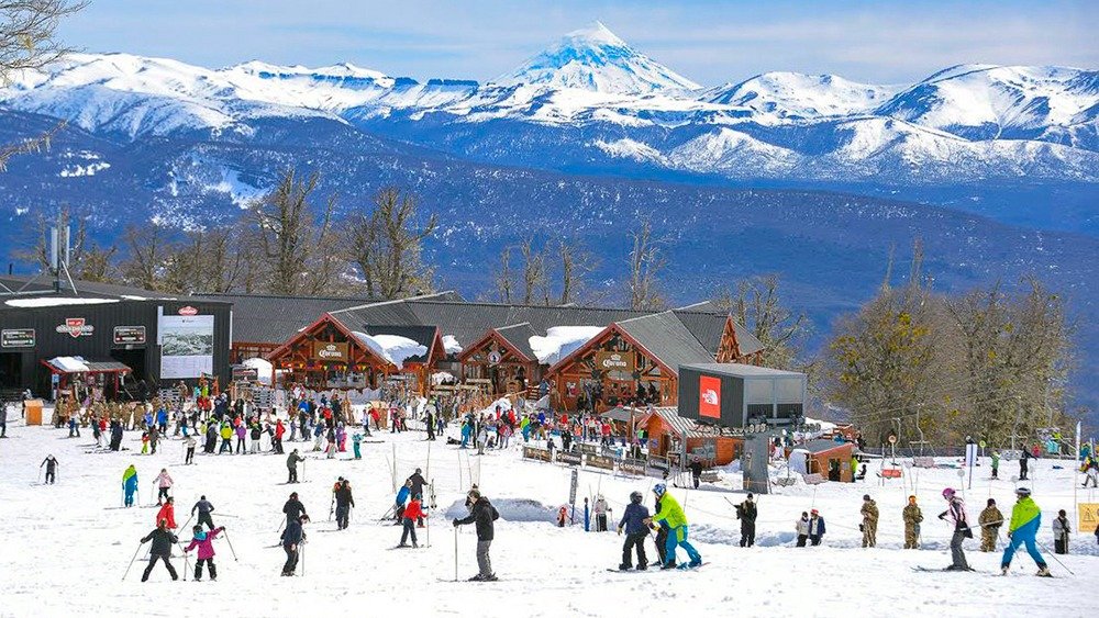 A esta&ccedil;&atilde;o de esqui de Chapelco, na Patag&ocirc;nia argentina, &eacute; um dos destinos mais procurados por turistas na temporada de neve -  (crédito: Reprodu&ccedil;&atilde;o)