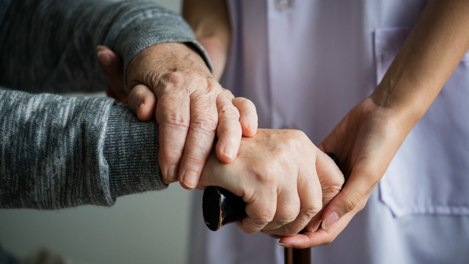 O atendimento domiciliar do SUS oferece suporte humanizado a pacientes que necessitam de cuidados cont&iacute;nuos, promovendo dignidade e bem-estar em casa -  (crédito: Freepik)