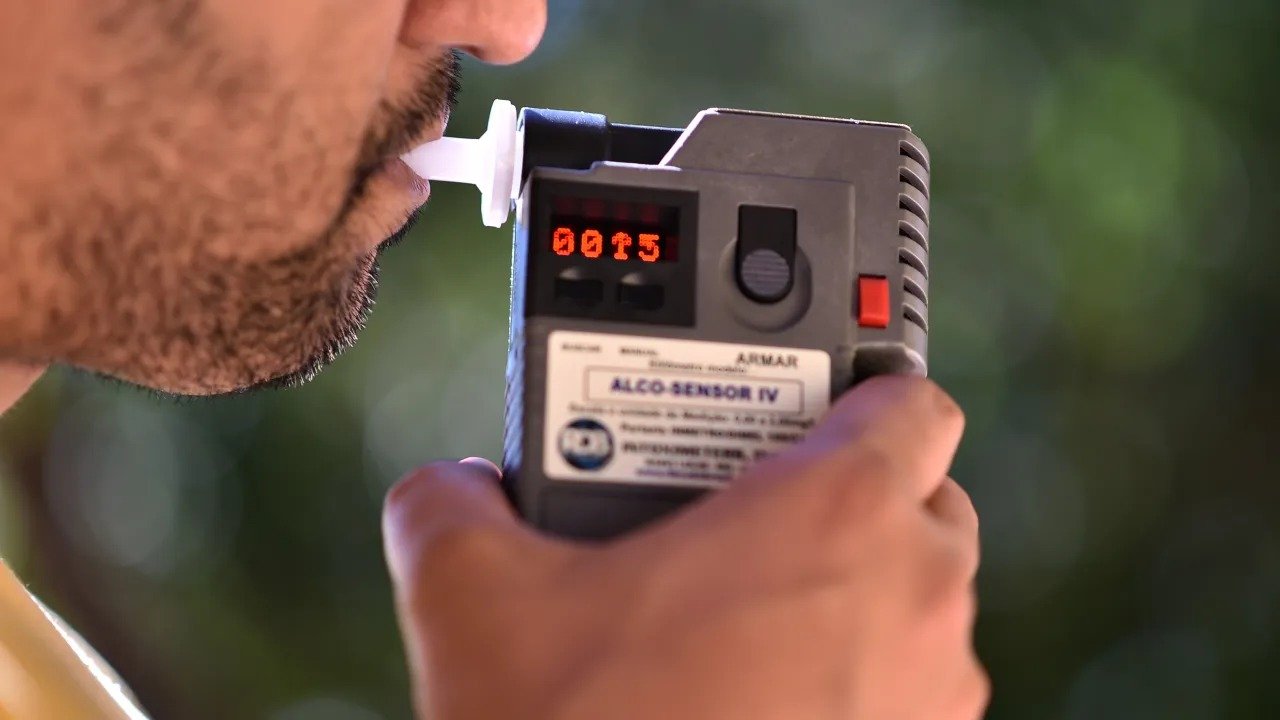 A nova atualiza&ccedil;&atilde;o das regras da Lei Seca permitir&aacute; o uso de um novo equipamento que identificar&aacute; o uso de drogas -  (crédito: Andre Borges/Ag&ecirc;ncia Bras&iacute;lia/Divulga&ccedil;&atilde;o 

Leia mais em: https://saude.abril.com.br/medicina/drogometro-lei-seca-maconha-cocaina/)