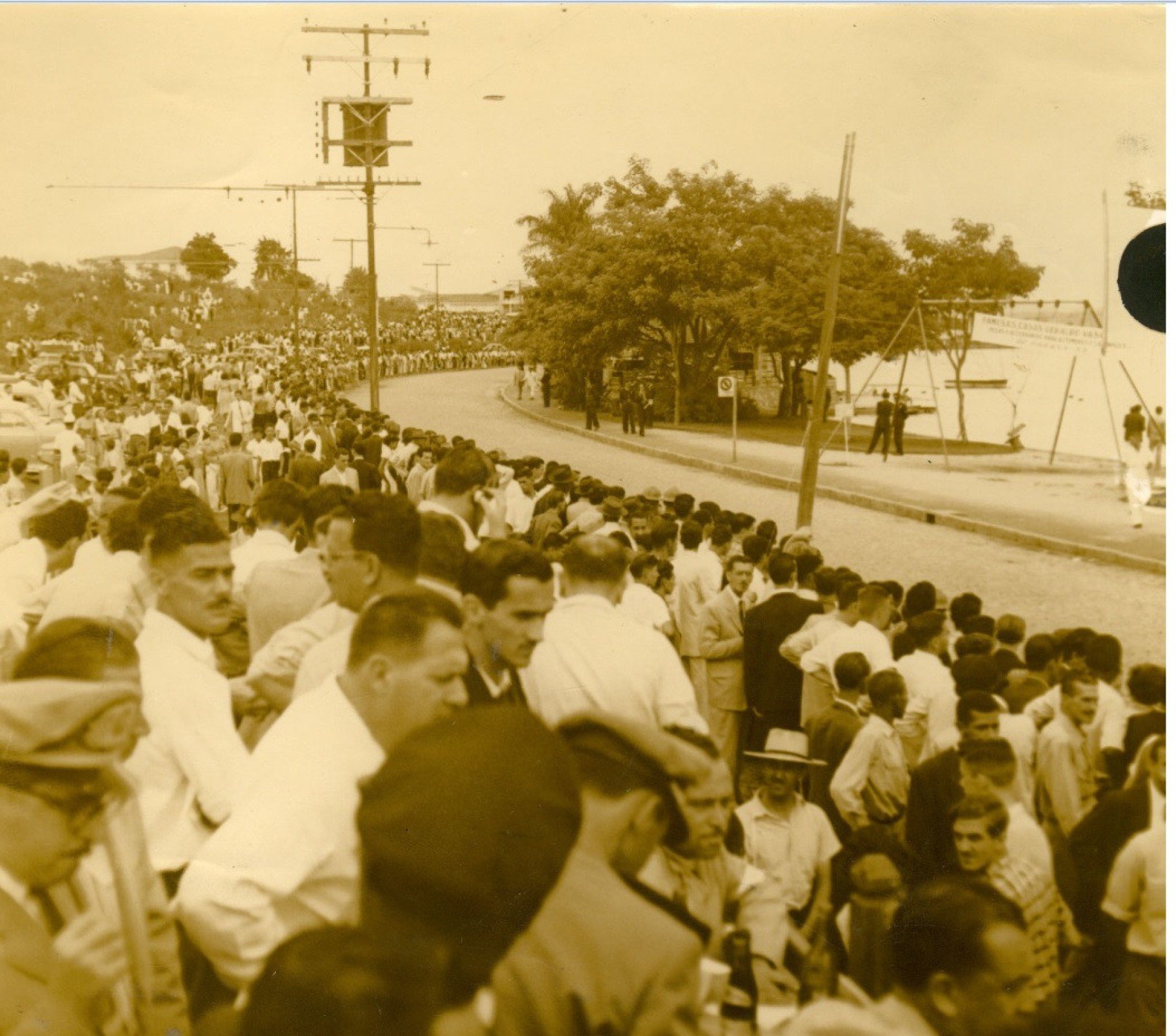 Em 22 de dezembro de 1952, um grande p&uacute;blico acompanha o Circuito 