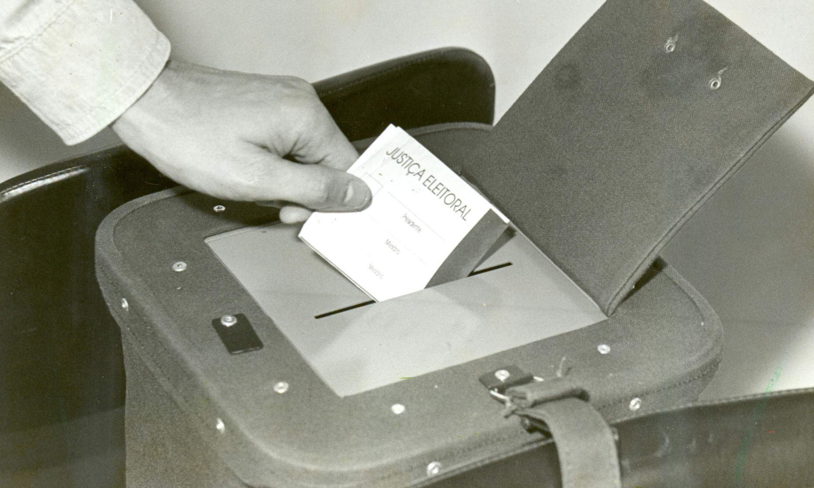 Simulação de votação em papel nas eleições de 1992-Alfredo Castro/Arquivo EM - 1/10/92
