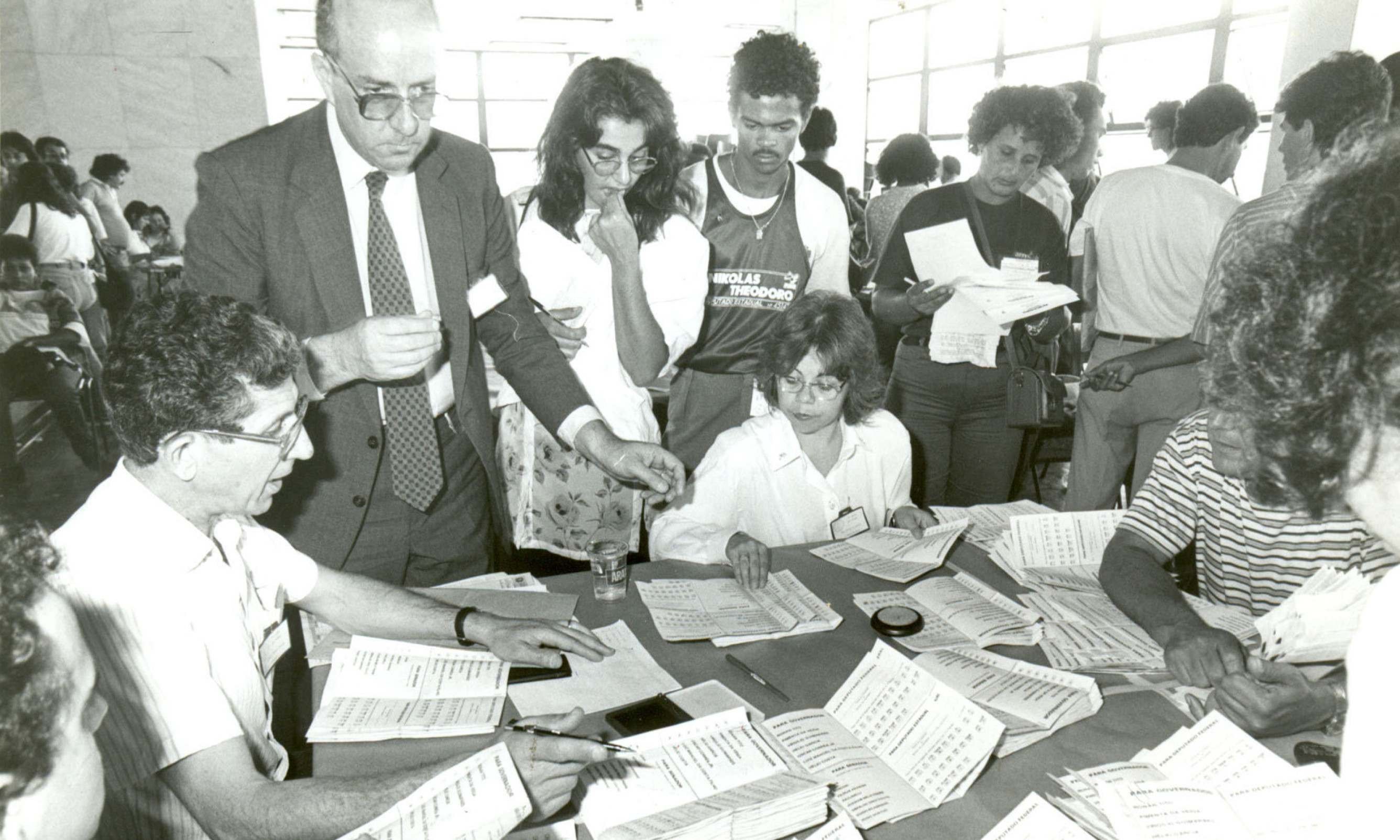 Apuração manual de votos impressos em Belo Horizonte-Cristina Horta/Arquivo EM - 4/10/90