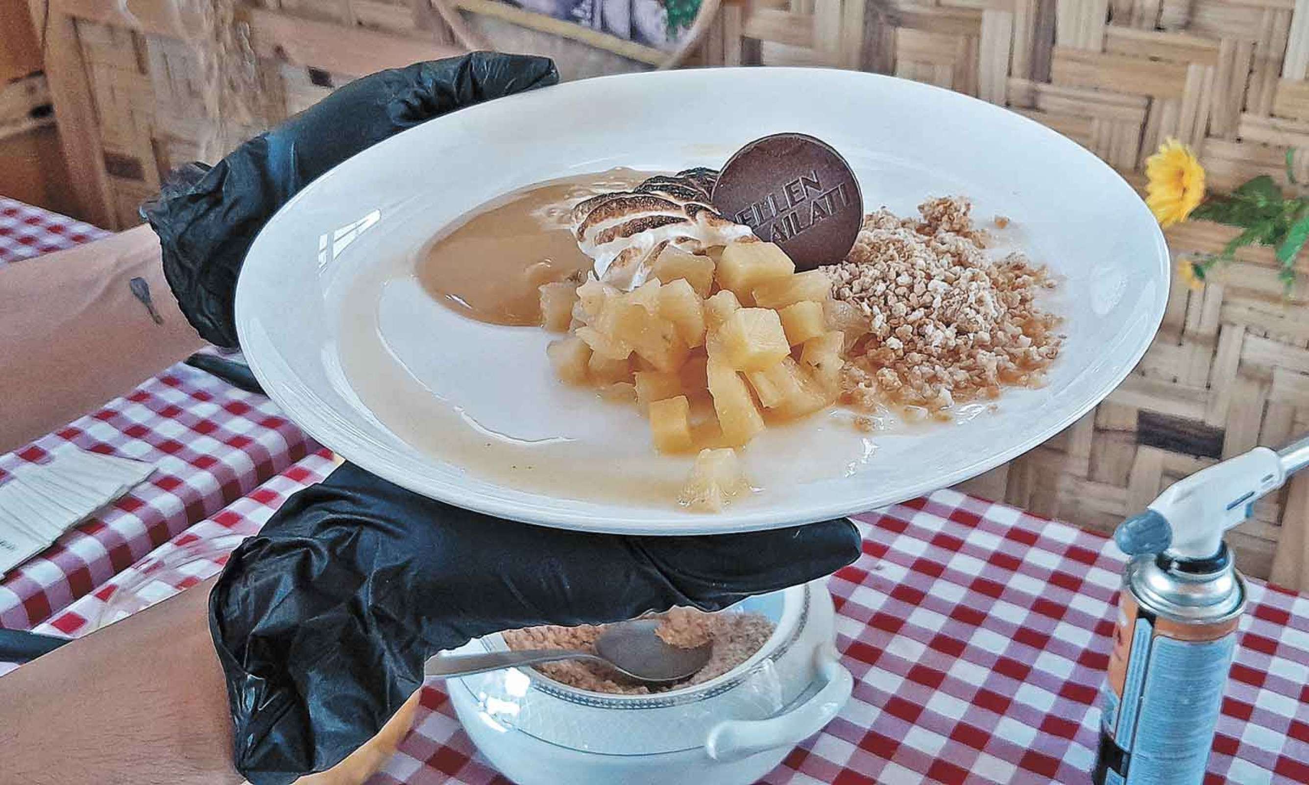 Batizado de Descasadinho, a sobremesa criada por Ellen Slailati une abacaxi, doce de leite cremoso e farofa crocante