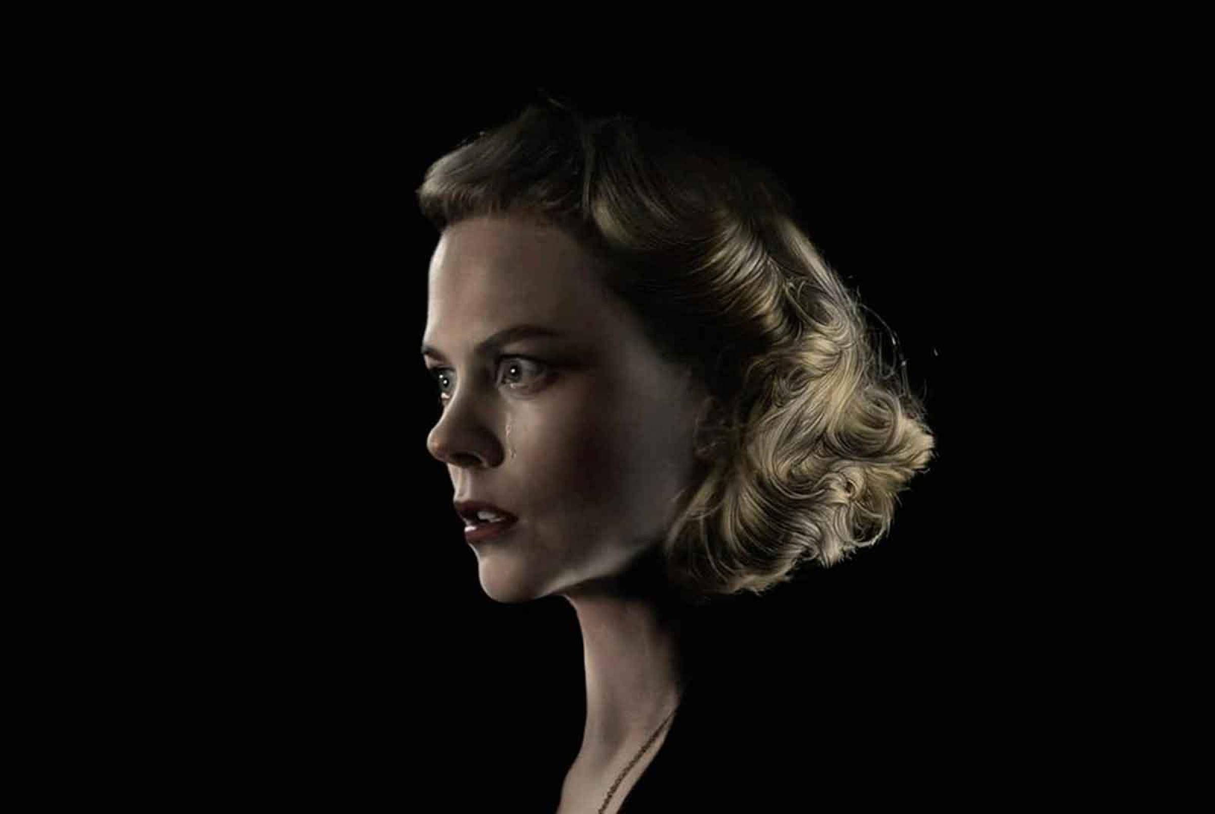 Atriz Nicole Kidman est&aacute; de lado com express&atilde;o triste e assustada em cena do filme de terror Os outros 