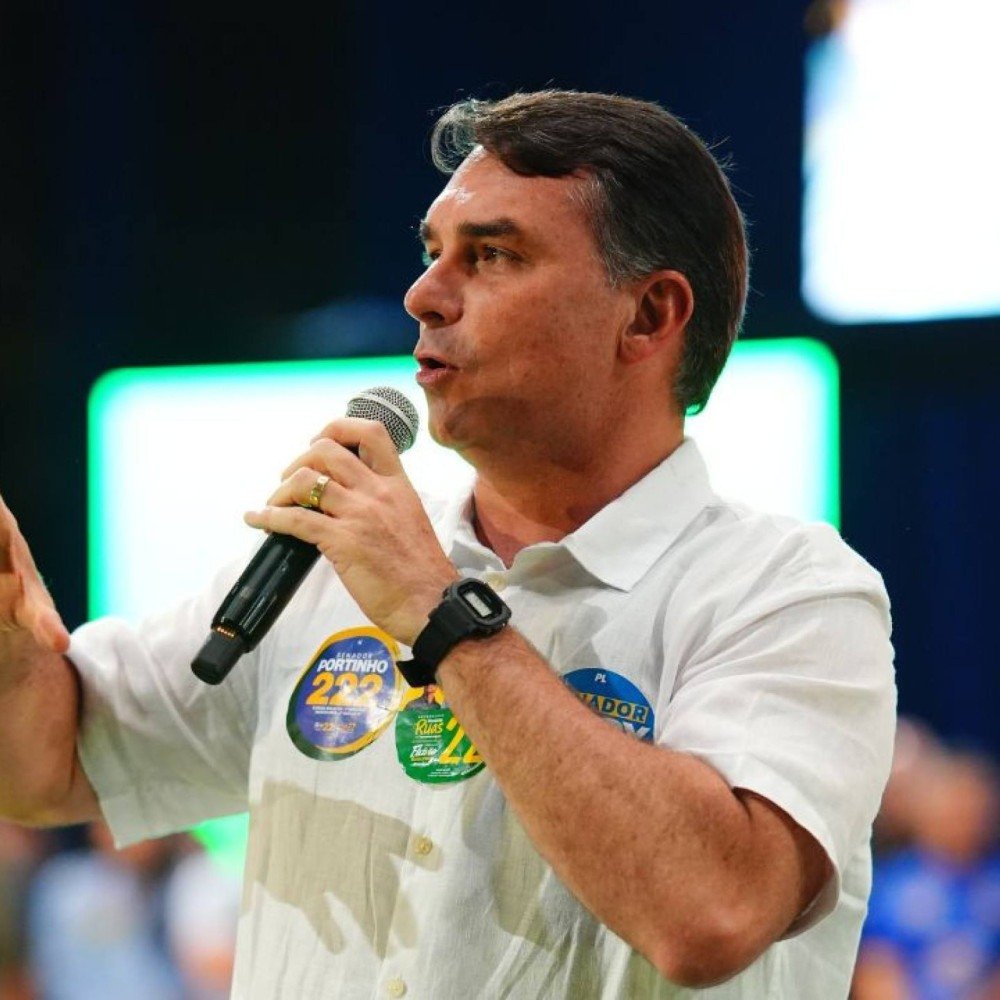 Flávio Bolsonaro pede votos para ‘anistia irrestrita’ a condenados do 8/1