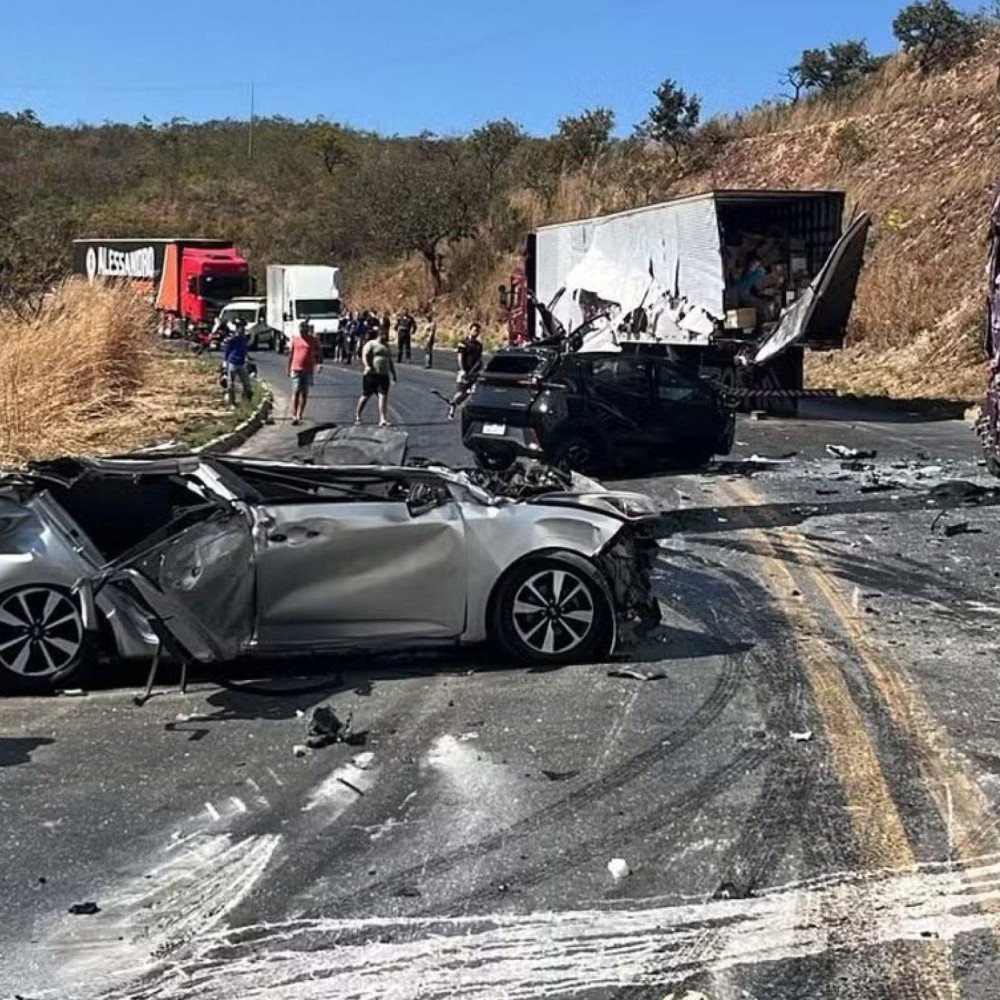 Acidente entre 4 carretas deixa um morto e dois feridos na BR-251, em Minas