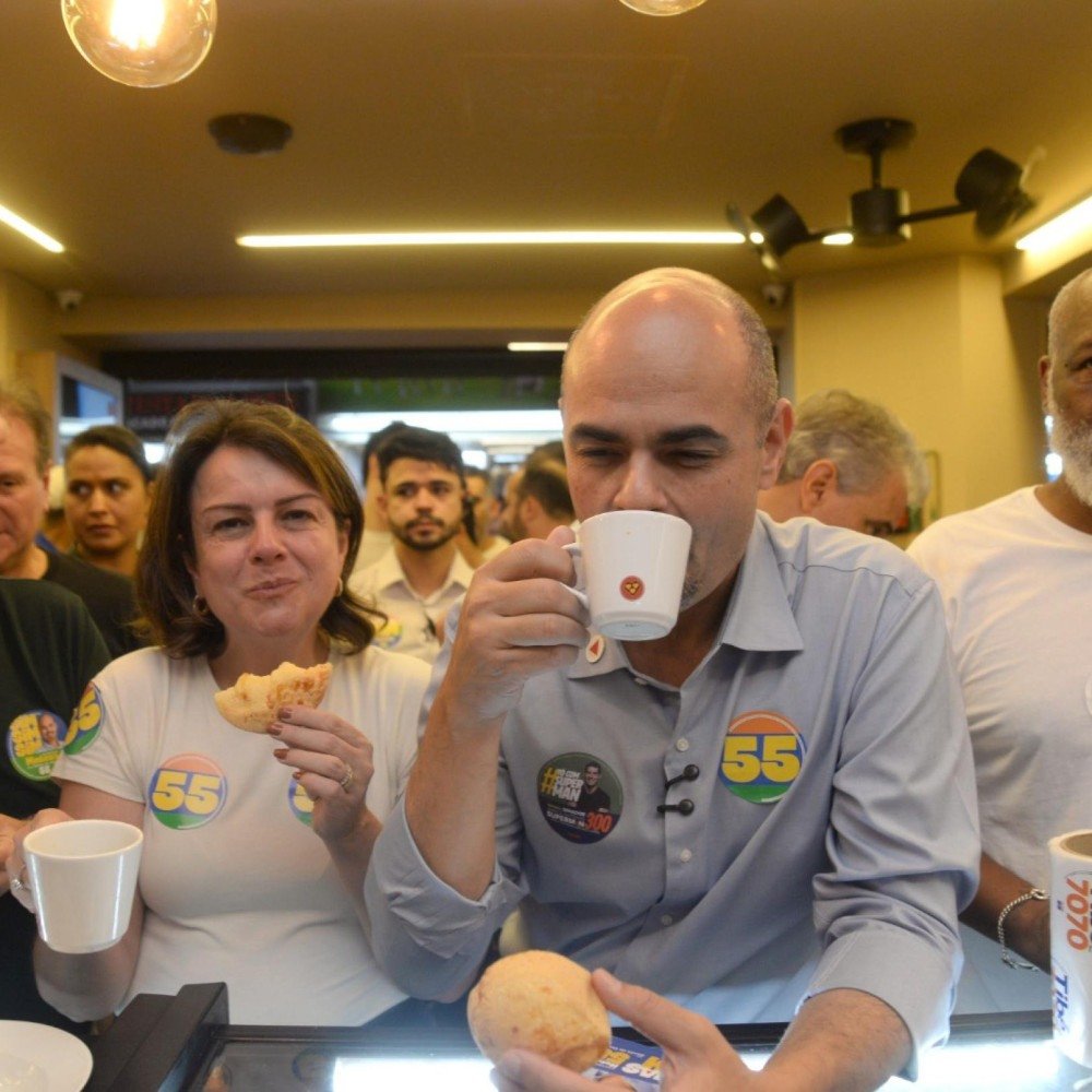 Pão de queijo e bebê no colo: Simões encarna candidato no Mercado Central