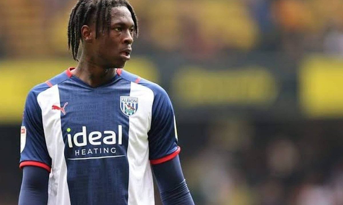 Jogador que passou por Chelsea e West Bromwich morre durante amistoso em Portugal - (crédito: No Ataque Internacional)